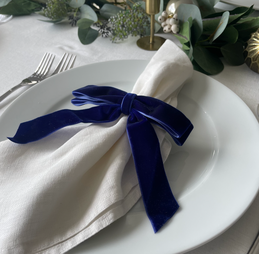 Navy Blue Velvet Bow & White Napkins x 6