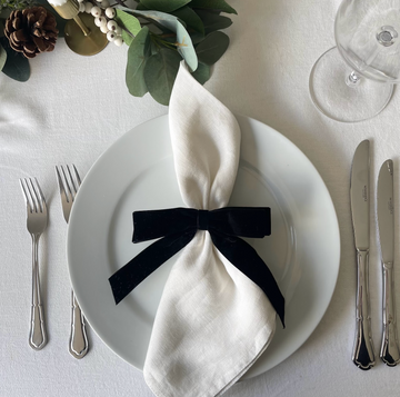 Black velvet bow and white linen napkins