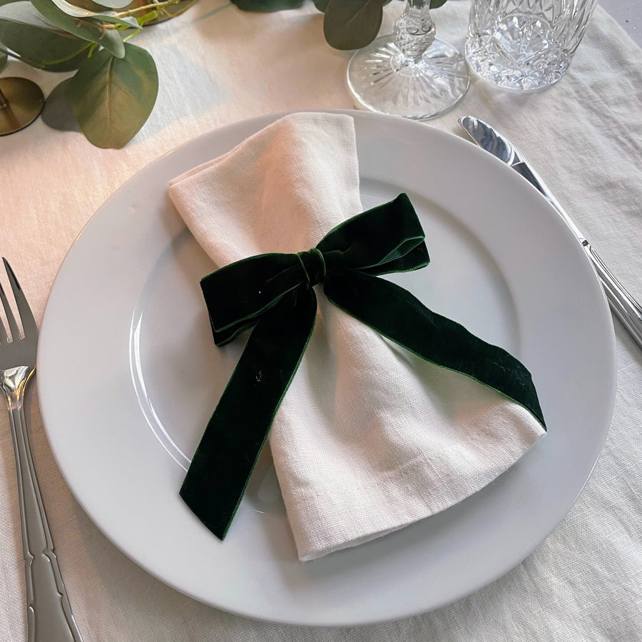 White napkins and navy velet bow for christmas